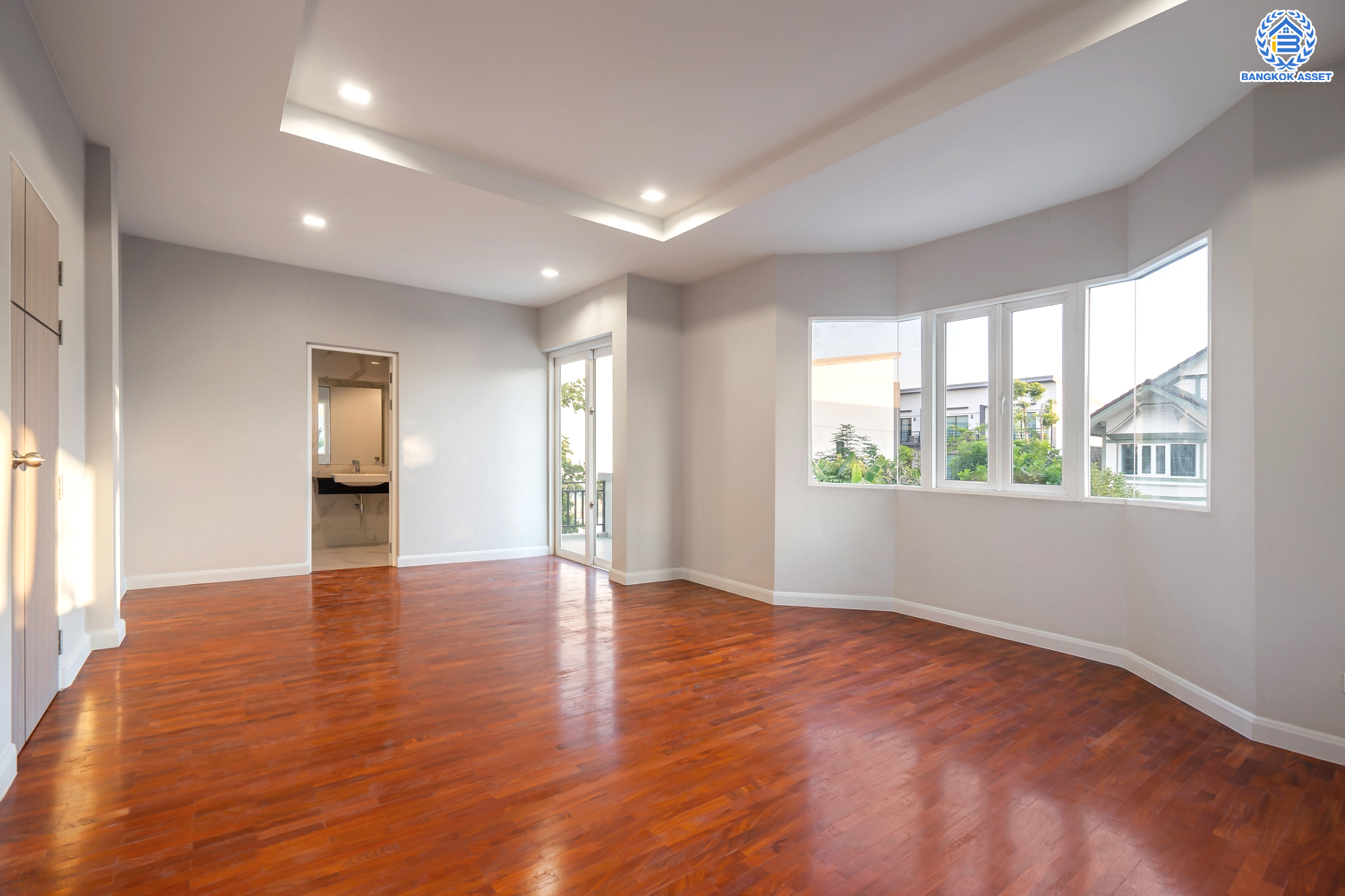 บ้านมือสองตกแต่งใหม่ ม.ลัดดารมย์ วัชรพล แบรนด์ Q.House หลังมุม เนื้อที่ 128 ตร.ว. ฟังก์ชัน 3 ห้องนอน 4 ห้องน้ำ 1 ห้องแม่บ้าน จอดรถได้ 4 คัน Facilities ครบครัน บนทำเลเชื่อมต่อหลายเส้นทาง ถ.รามอินทรา ถ.สายไหม และถ.พหลโยธิน ใกล้สนามบินดอนเมือง ทางด่วน "ศรีรัช" และ เซ็นทรัลรามอินทรา